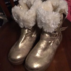 G by Guess amaze boots 9 Gold Metallic Faux Fur
